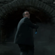 El personaje de Guillermo del Toro entrando en un túnel, en un tráiler de Death Stranding.